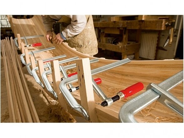 Bessey зажим GZ60 из цельного металлического профиля с деревянной ручкой, макс. длина зажима 600 мм 4 Bessey зажим GZ60 из цельного металлического профиля с деревянной ручкой, макс. длина зажима 600 мм 4