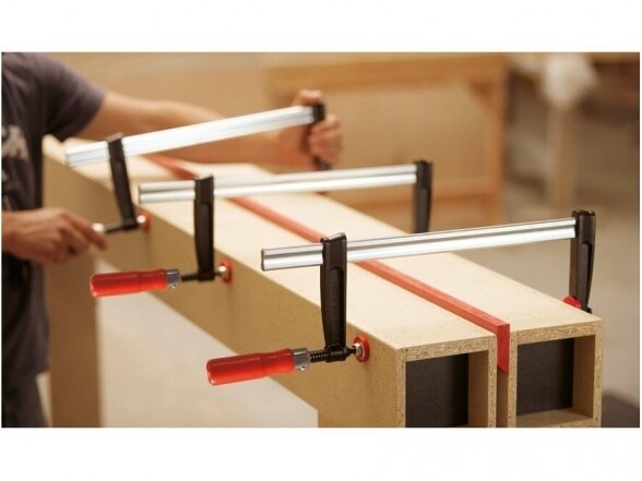 Чугунный зажим Bessey TPN20B6BE с деревянной ручкой, макс. длина сжатия 200 мм, глубина захвата 60 мм 2 Чугунный зажим Bessey TPN20B6BE с деревянной ручкой, макс. длина сжатия 200 мм, глубина захвата 60 мм 2