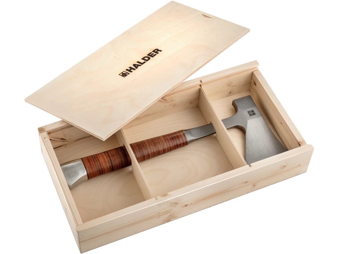 Hand axe with leather handle, in a wooden box Hand axe with leather handle, in a wooden box