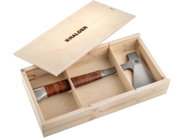 Hand axe with leather handle, in a wooden box Hand axe with leather handle, in a wooden box